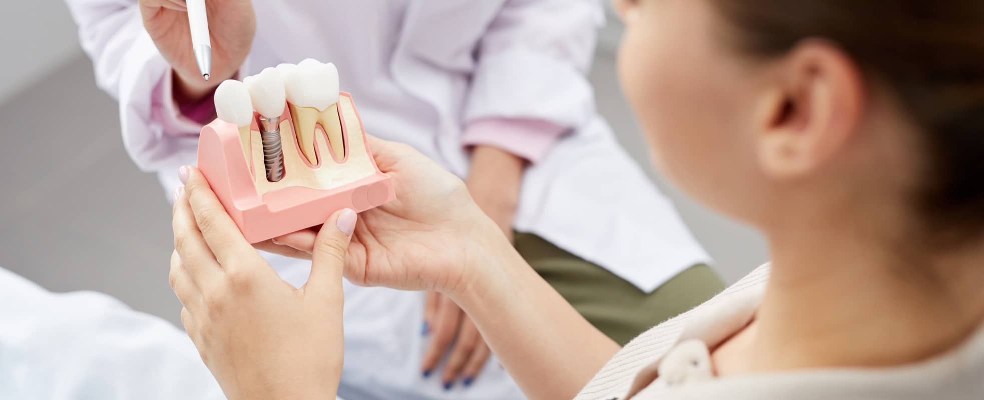 En quoi consiste le premier rdv avant la pose d'un implant dentaire ? | Dr Elhyani | Paris