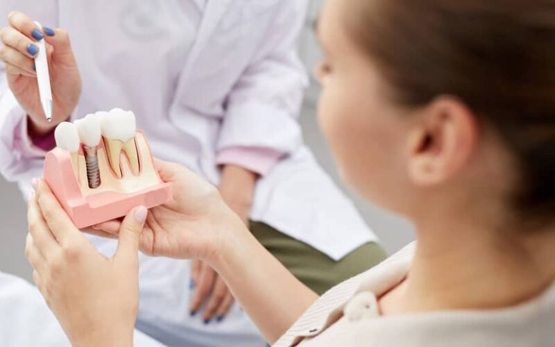 En quoi consiste le premier rdv avant la pose d'un implant dentaire ? | Dr Elhyani | Paris